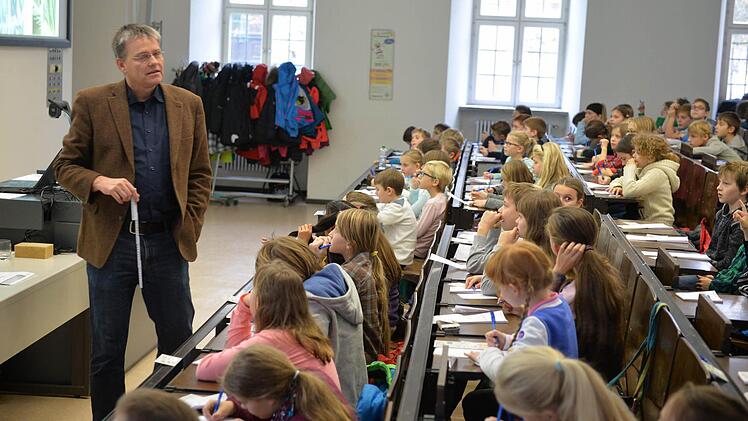 Am Samstag ging es an der Bamberger Kinder-Uni um die Frage, ob Bäume Tagebuch schreiben. Foto: Ronald Rinklef