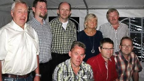 Ex-Vorsitzende der "Gutgelaunten" - hinten von links: Georg Holzschuh, Steffen Schramm, Wolfgang Büttner, Astrid Balzar und Karl-Heinz Geldner, vorne von links: Michael Eideloth, Klaus Schittenhelm und Harald Büttner Foto: Franz Böhmer