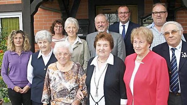 Ehrungen und Neuwahlen standen beim VdK Ortsverband Lautergrund an. Vorne von links: K&auml;the Titze, Ursula Merk, Ursula Beger, Horst Nikol (stellv. Kreisvorsitzender), dahinter v. l. Birgit Horn (Kassiererin), Ingrid Denninger (Zweite Vorsitzende), Kerstin Dressel (Schriftf&uuml;hrerin), Siegrid Pick, Klaus Blumberg (Erster Vorsitzender), B&uuml;rgermeister Sebastian Straubel und Bernd Michniowski.  Foto: Martin Rebhan