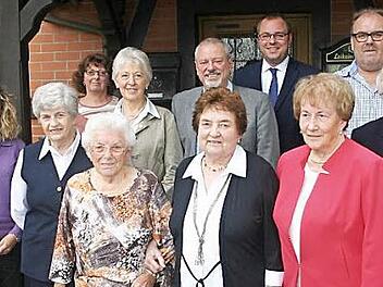 Ehrungen und Neuwahlen standen beim VdK Ortsverband Lautergrund an. Vorne von links: Käthe Titze, Ursula Merk, Ursula Beger, Horst Nikol (stellv. Kreisvorsitzender), dahinter v. l. Birgit Horn (Kassiererin), Ingrid Denninger (Zweite Vorsitzende), Kerstin Dressel (Schriftführerin), Siegrid Pick, Klaus Blumberg (Erster Vorsitzender), Bürgermeister Sebastian Straubel und Bernd Michniowski.  Foto: Martin Rebhan