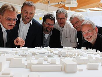 Wolfgang Beiergrößlein, Jürgen Baumgärtner, Stefan Wicklein, Daniel Gerber, Wernher Braun und Rainer Kriebel freuen sich über den Gewinner-Entwurf aus Fürth. Foto: Lisa Kieslinger
