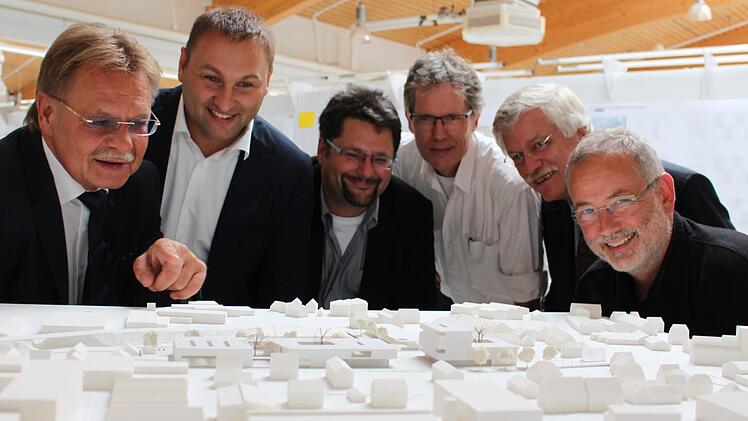 Wolfgang Beiergrößlein, Jürgen Baumgärtner, Stefan Wicklein, Daniel Gerber, Wernher Braun und Rainer Kriebel freuen sich über den Gewinner-Entwurf aus Fürth. Foto: Lisa Kieslinger