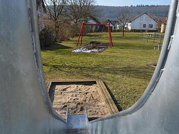 Der Spielplatz in Großenbrach soll ebenso wie die anderen der Marktgemeinde, umgestaltet werden. Von Bürgern wurde kritisiert, dass im Sommer aufgrund der prallen Sonne die Benutzung der Rutsche nicht möglich ist.  Foto: Björn Hein