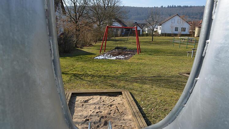 Der Spielplatz in Großenbrach soll ebenso wie die anderen der Marktgemeinde, umgestaltet werden. Von Bürgern wurde kritisiert, dass im Sommer aufgrund der prallen Sonne die Benutzung der Rutsche nicht möglich ist.  Foto: Björn Hein