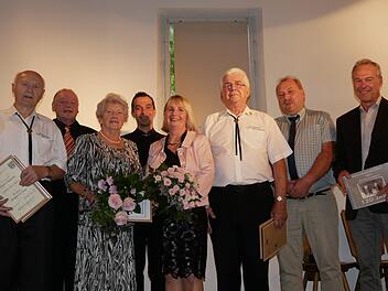 Die Treue wurde vom Fränkischen Sängerbund sowie vom Gesangsverein Ketschenbachmit Urkunden und Ehrennadeln gewürdigt: v. l. Horst Martin, Günter  Georg, Elisabeth Döbrich, Markus Häßler, Christine Wiegand, Harald Höhnam,  Bernd Gärtner und OB Frank Rebhanmvn