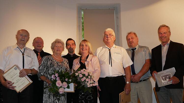 Die Treue wurde vom Fränkischen Sängerbund sowie vom Gesangsverein Ketschenbachmit Urkunden und Ehrennadeln gewürdigt: v. l. Horst Martin, Günter  Georg, Elisabeth Döbrich, Markus Häßler, Christine Wiegand, Harald Höhnam,  Bernd Gärtner und OB Frank Rebhanmvn