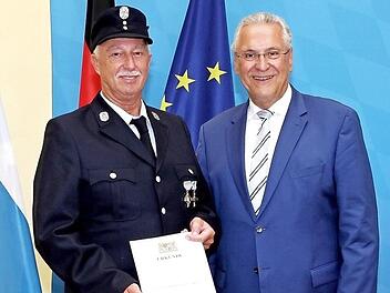 Der Falkendorfer Dieter Baier (links) bei der Auszeichnung durch Innenminister Joachim Herrmann Foto: Christoph Schedensack