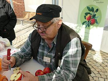 Fachmann und Pomologe Friedrich Renner bestimmte Apfelsorten. Foto: Sonja Schr&uuml;fer