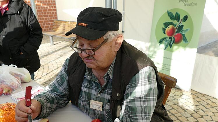 Fachmann und Pomologe Friedrich Renner bestimmte Apfelsorten. Foto: Sonja Schr&uuml;fer