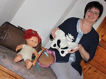 Anschauungsmaterial sowie Hörrohr sind in der stets gepackten Tasche von Hebamme Elisabeth Zipfel immer dabei. Foto: Popp