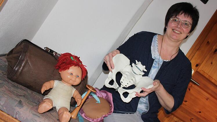 Anschauungsmaterial sowie Hörrohr sind in der stets gepackten Tasche von Hebamme Elisabeth Zipfel immer dabei. Foto: Popp