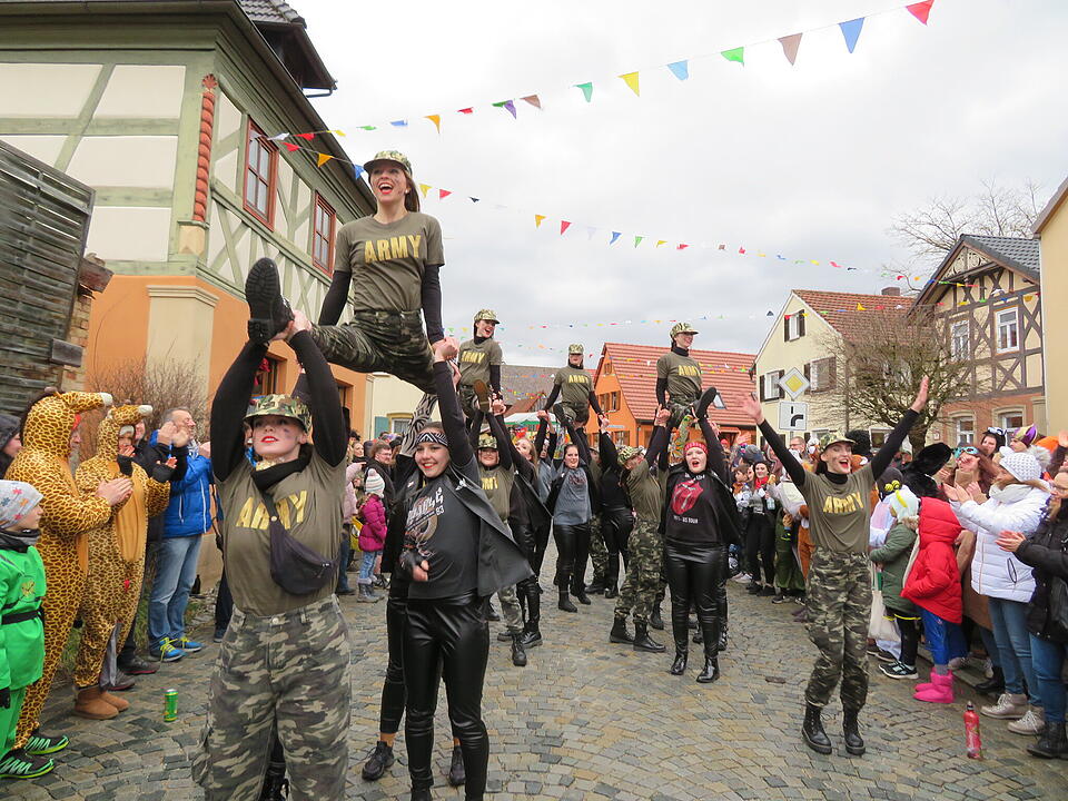 43 Gruppen beteiligten sich am Kleukheimer Faschingszug.