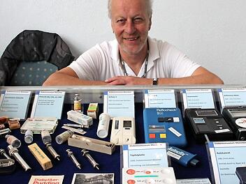 25 000 Exponate gibt es im Diabetesmuseum von Werner Neumann zu bestaunen. Zum Diabetikertag nach Kulmbach hat er alte Spritzen aus den 1920er Jahren und Blutzuckermessgeräte von 1968 bis heute mitgebracht. Fotos: Stephan Stöckel