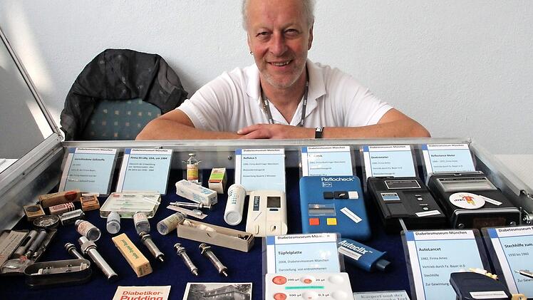 25 000 Exponate gibt es im Diabetesmuseum von Werner Neumann zu bestaunen. Zum Diabetikertag nach Kulmbach hat er alte Spritzen aus den 1920er Jahren und Blutzuckermessgeräte von 1968 bis heute mitgebracht. Fotos: Stephan Stöckel