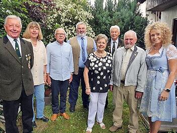 Karl Heinz Korn feierte 80. Geburtstag. Unser Bild zeigt (von links) Rudi Krämer, Stefanie Schmidt, Otmar Weisheit, Zweiten Bürgermeister Karl Heinz Opel, Ehefrau Solweig, Reinhold Täffner, Karl Heinz Korn und Tochter Martina Korn.