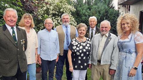 Karl Heinz Korn feierte 80. Geburtstag. Unser Bild zeigt (von links) Rudi Krämer, Stefanie Schmidt, Otmar Weisheit, Zweiten Bürgermeister Karl Heinz Opel, Ehefrau Solweig, Reinhold Täffner, Karl Heinz Korn und Tochter Martina Korn.