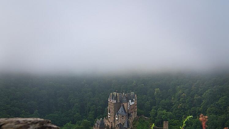 Burg Eltz liegt mitten in der Natur.