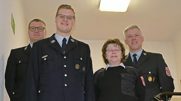 Kommandant Stefan Will und stellvertretender Kommandant Kai Fuhrmann (hinten, v. r.) haben f&uuml;r zehn Jahre aktiven Dienst Joshua Wohlleben und f&uuml;r 20 Jahre Monika Schwalm geehrt.