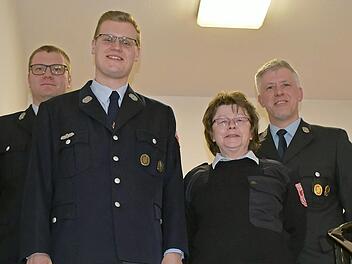 Kommandant Stefan Will und stellvertretender Kommandant Kai Fuhrmann (hinten, v. r.) haben für zehn Jahre aktiven Dienst Joshua Wohlleben und für 20 Jahre Monika Schwalm geehrt.