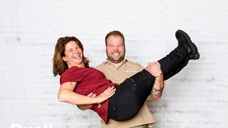 Niemand hat behauptet, dass harte Gartenarbeit keinen Spa&szlig; machen darf: Marius Surmann und Nicole Johag.