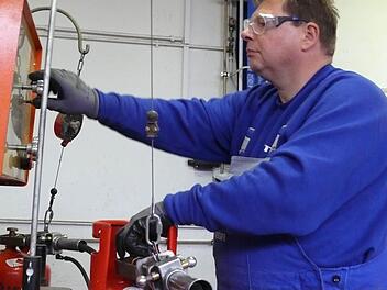 Ein Tega-Mitarbeiter bedient die Gasabfüllanlage - dabei sind Arbeitshandschuhe und Schutzbrille Pflicht. Foto: Brock