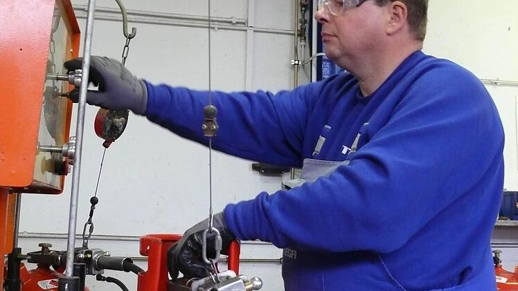 Ein Tega-Mitarbeiter bedient die Gasabfüllanlage - dabei sind Arbeitshandschuhe und Schutzbrille Pflicht. Foto: Brock