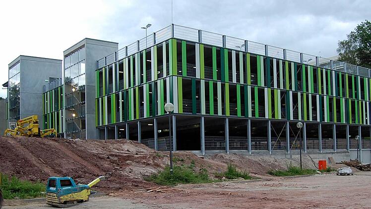 Das Licht in den Parkdecks brennt schon, aber das Parkhaus am Klinikum Lichtenfels wird erst im August, oder September eröffnet.  Foto: Welz