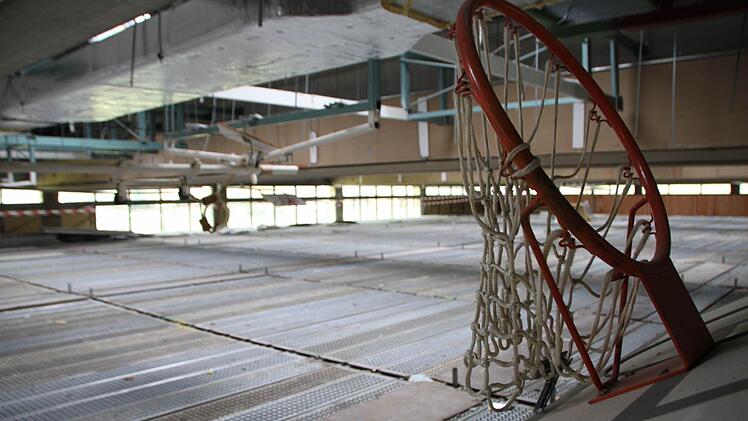 Auch die Basketballkörbe sind sanierungsbedürftig.