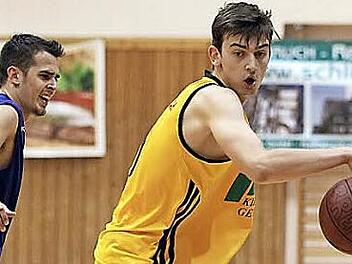 Das Breitengüßbacher Talent Tibor Taras (r.) lässt den Bayreuther Kevin Eichelsdörfer nicht an den Ball kommen. Foto: sportpress
