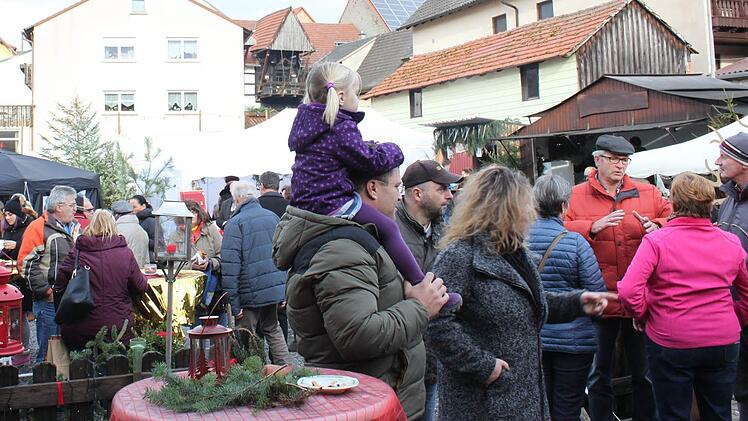 Auf dem Platz vor dem Alten Fest- und Tanzsaal kamen die Besucher bei Bratwürsten oder Glühwein ins Gespräch.