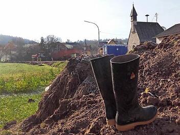 In Schrappach sind Gummistiefel unerlässliches Accessoire, will man die Ortsdurchfahrt bei Regenwetter passieren. Foto: Anette Schreiber