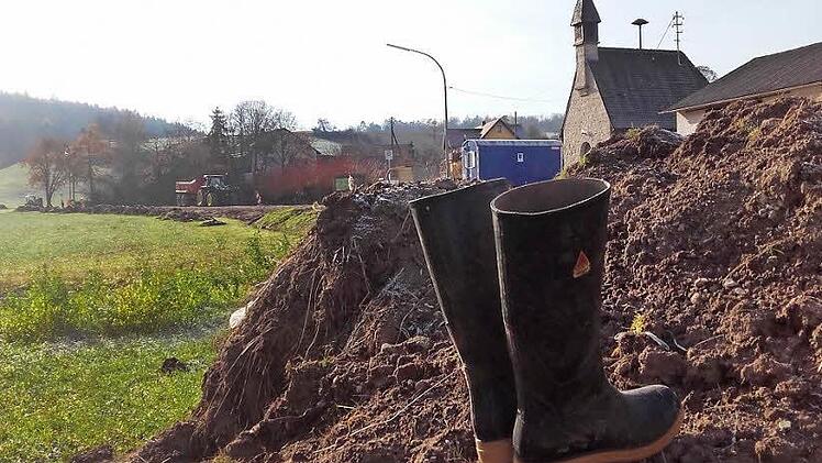 In Schrappach sind Gummistiefel unerlässliches Accessoire, will man die Ortsdurchfahrt bei Regenwetter passieren. Foto: Anette Schreiber