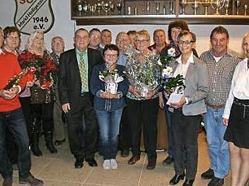 VdK-Vorsitzender Xaver Roth im Kreise seiner "Mannschaft" zusammen mit der stellvertretenden Kreisvorsitzenden des Kreises Bamberg Frau K&ouml;nig-Fischer (rechts).