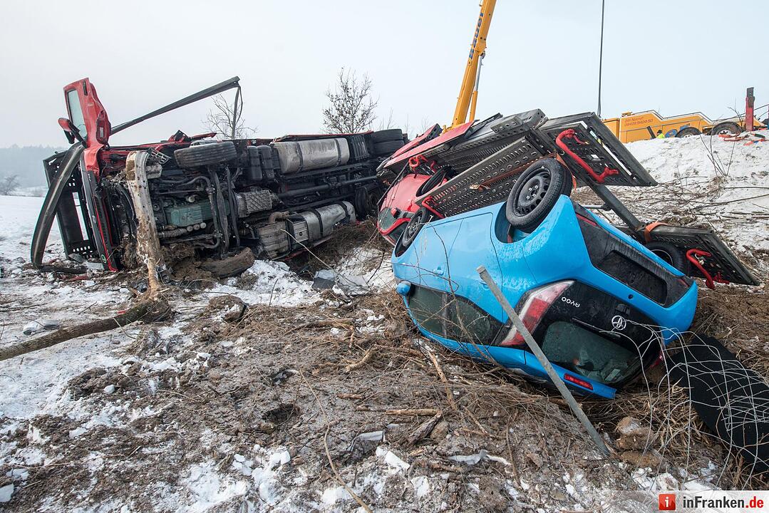 Zusammenstoß mit Autotransporter - Frau nach Unfall in der Oberpfalz in Lebensgefahr