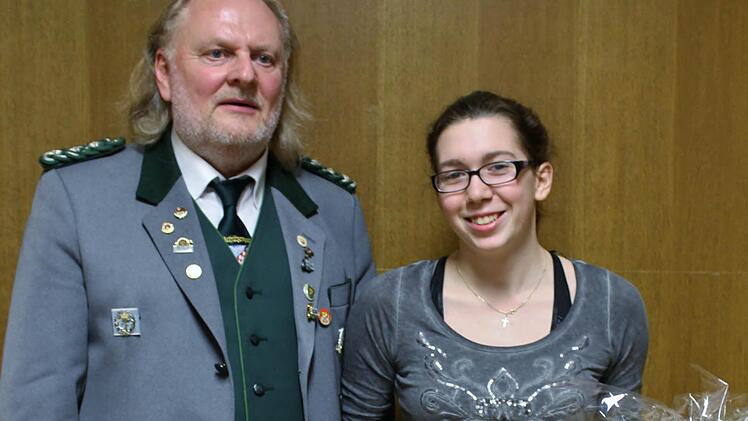 Gauschützenmeister Michael Groß gratuliert Elisa Tartler zur erneuten deutschen Meisterschaft. Foto: Werner Vogel