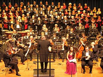 Ein mehr als hundertköpfiger Chor, die Hofer Symphoniker und die Solisten Sayaka Shigeshima (Mezzosopran), Artjom Korotkov (Tenor) und Uwe Schenker-Primus (Bariton, vorne, von links) standen auf der Bühne der Dr.-Stammberger-Halle.  Foto: Sonny Adam