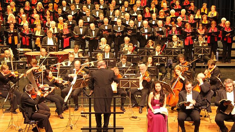 Ein mehr als hundertköpfiger Chor, die Hofer Symphoniker und die Solisten Sayaka Shigeshima (Mezzosopran), Artjom Korotkov (Tenor) und Uwe Schenker-Primus (Bariton, vorne, von links) standen auf der Bühne der Dr.-Stammberger-Halle.  Foto: Sonny Adam