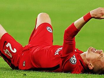 Ein bitterer Moment für Marius Wolf: Nach 13 Minuten musste der aus Einberg stammende Frankfurter in der 72. Minute schon wieder ausgewechselt werden. Er wurde mit Verdacht auf eine Schulterluxation ins Krankenhaus gebracht und flog in der Nacht mit seinen siegreichen Mannschaftskollegen wieder zurück nach Frankfurt. dpa