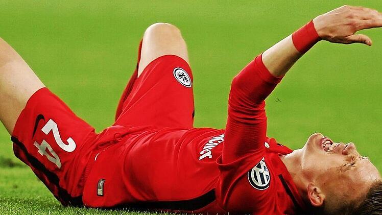 Ein bitterer Moment für Marius Wolf: Nach 13 Minuten musste der aus Einberg stammende Frankfurter in der 72. Minute schon wieder ausgewechselt werden. Er wurde mit Verdacht auf eine Schulterluxation ins Krankenhaus gebracht und flog in der Nacht mit seinen siegreichen Mannschaftskollegen wieder zurück nach Frankfurt. dpa