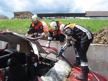Der Einsatz von Rettungsschere und Spreizer erfordert Fingerspitzengefühl und Training.  Foto: Sebastian Metz