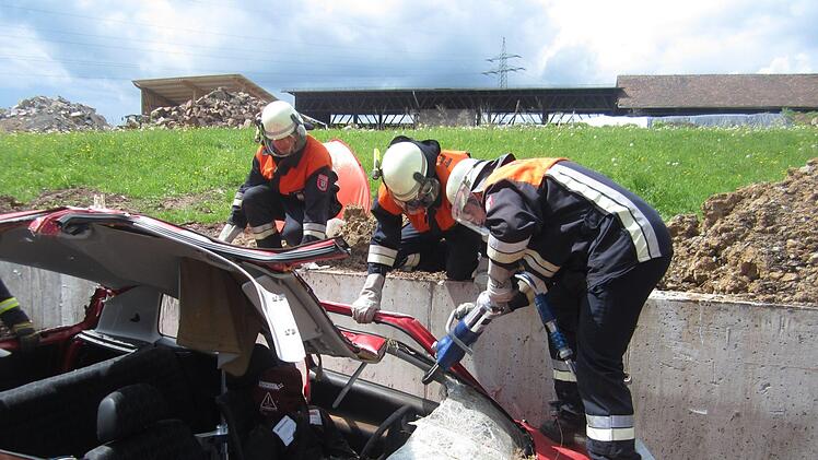 Der Einsatz von Rettungsschere und Spreizer erfordert Fingerspitzengefühl und Training.  Foto: Sebastian Metz
