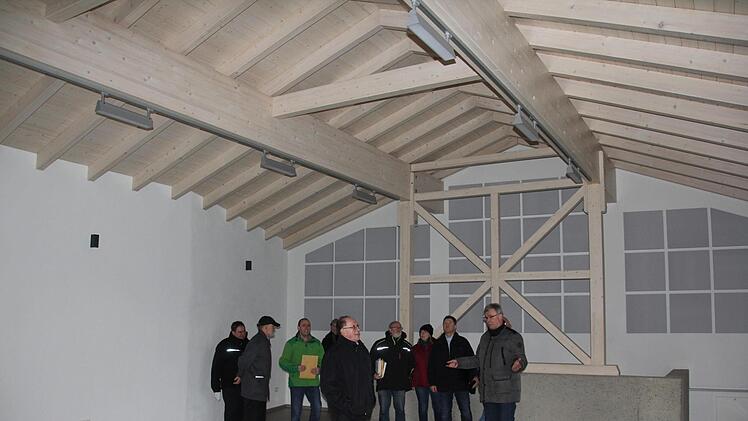 Angenehm wirkt der Veranstaltungsraum mit seiner Deckenkonstruktion aus Holz und dem Fachwerk im Hintergrund, davor der Bauausschuss mit Bürgermeister Helmut Dietz (rechts).H. Will