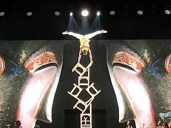 Spannung pur verspricht diese Jonglage auf St&uuml;hlen. Foto: pr