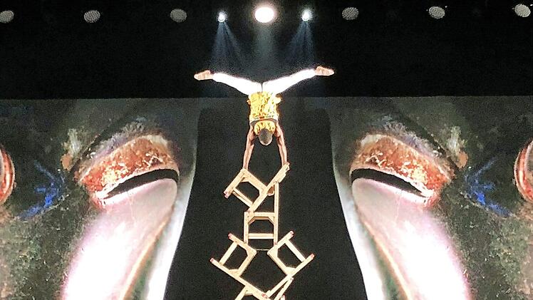 Spannung pur verspricht diese Jonglage auf St&uuml;hlen. Foto: pr