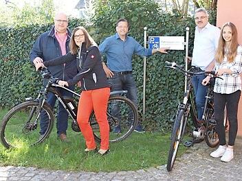 Bürgermeister Karsten Fischkal (Mitte) mit Mitarbeitern vor der neuen Fahrradladestation am Rathaus Foto: pr
