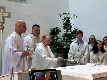 Hauptzelebrant beim Festgottesdienst war Generalvikar Prälat Georg Kestel (Mitte). Dahinter (von links) Diakon Matthias Bischof und Pfarrer Michael Osak sowie ein Teil der Ministranten.Werner Reißaus