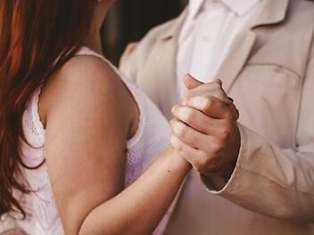 Der  Wedding-Revival-Ball am Samstag, 13. Oktober, im Hotel Maritim  ist gedacht für alle, die ihr Brautkleid noch einmal ausführen wollen, aber auch für alle anderen Tanzbegeisterten. Symbolfoto: Unsplash.com/Allef Vinicius