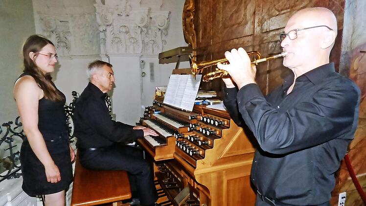 Georg Schäffner an der Orgel, dahinter Schäffners Meisterschülerin Susanne Heid aus Hundsboden als Registrantin und Lutz Randow mit der Trompete  Foto: Thomas Weichert