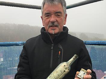 Pfarrgemeinderatsvorsitzender Norbert Geier pr&auml;sentiert die  Utensilien aus der Kugel. Foto: Winfried Rentsch