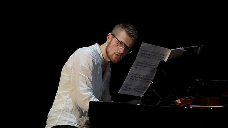 Solo-Oboist Bernhard Forster und Kapellmeister Paul Willot-Förster am Flügel interpretieren Musik von Benjamin Britten in der Coburger Reithalle.Screenshot/Video Martin Trepl
